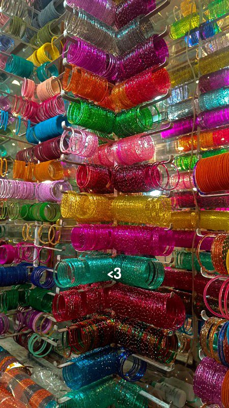 بھیجنا ہی ہے گر مجھے کچھ ، تو
سات رنگوں کی چوڑیاں بھیجو__ 🤍🌻
🩷🩵❣️🧡💛💜🤍