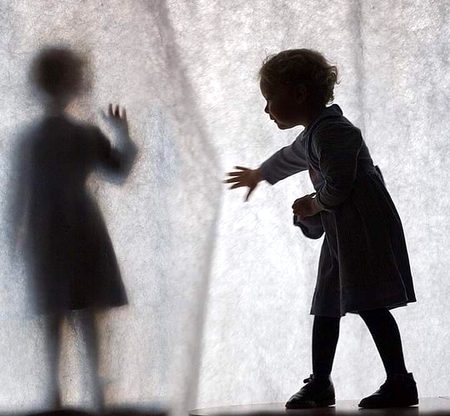 ارادہ ہے کہ اب ہم چھوڑ دیں دیوانگی اپنی
بہت دن ہو گئے گھر میں کوئی پتھر نہیں آیا
بدل ڈالے ہیں کسی نے راستے جو برسوں سے
ہماری راہ میں اب تک ہمارا گھر نہیں آیا
🖤🙃