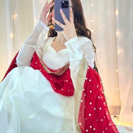 جتنا زیادہ میں بولتی ہوں😏
میرے شوہر کی آدھی زندگی تو یہ کہتے گزر جاۓ گی
اللہ دا ناں ای چپ کر جا🥲🫣