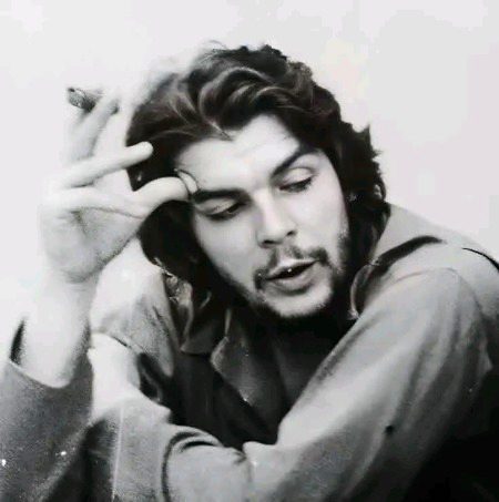 "دنیا کو نصیحتوں کی نہیں بلکہ عملی نمونے کی ضرورت ہے، کیونکہ احمق لوگ باتیں کرنے سے باز نہیں آتے۔"
~چی گویرا📚🖋️🖋️🖋️