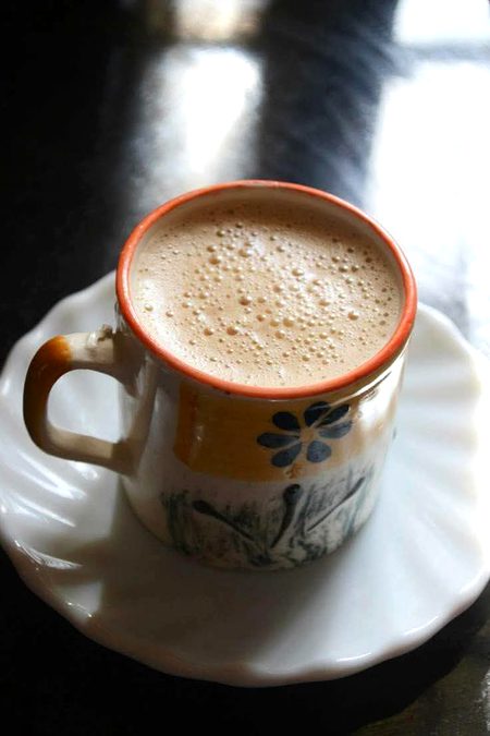 آ ترے سنگ ذرا پینگ بڑھائی جائے
زندگی بیٹھ تجھے چائے پلائی جائے