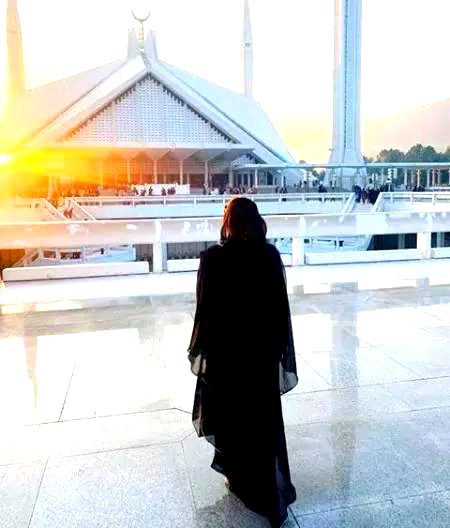 میں نے کبھی خود کو اتنا سمجھدار نہیں سمجھا کہ دوسرے مجھے بیواقوف لگیں
میں نے کبھی خود کو اتنا نیک نہیں جانا کہ باقی سب مجھے گنہگار نظر آئیں...!!
