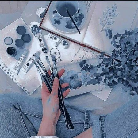 اونچی عمارتوں میں کہیں چھُپ گیا مکاں میرا 
کچھ لوگ میرے حِصّے کا سورج بھی کھا گئے🖤