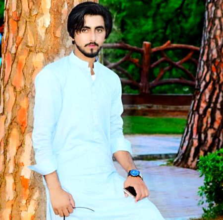 میرے دو لفظوں پر  واہ واہ ملتی ہے
میں کہانی سناو تو جشن ہو گا
____Chaand😭🙏💔