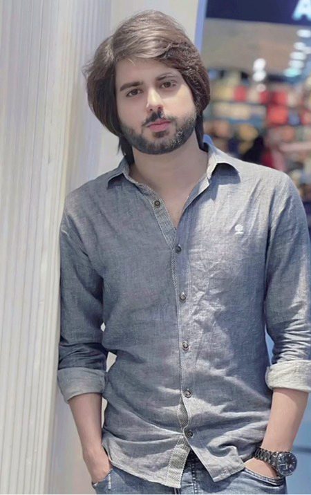 تیری بے رخی میری جوتی کی نوک پہ
تو ابھی میری انا کے الف سے بھی واقف نہیں
شاہ