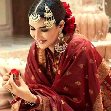 اُسے پسند نہیں ہے مُحبتوں میں کمی۔۔🥀
وہ لڑکی لفظ بھی گِنتی ہے میری باتوں کے۔🔥 Mahii 💔