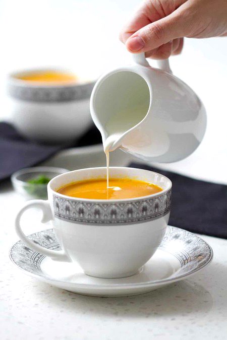 بارش _
ہواؤں کی سنسناہٹ_
مٹی کی خوشبو-
کھڑکی پر دستک دیتی بارش کی بوندیں;
مہکتی ہوئ خوشبو
چاۓ کا کپ
دریچہ_
تنہائ-
اور بیتی ہوئ یادیں
کہنے کو جدا جدا
مگر
جچتے ہیں اک ساتھ _
بارش، شاعری ، میں تم  اور  چاۓ 🥀♡😌✌🌹koji🌷