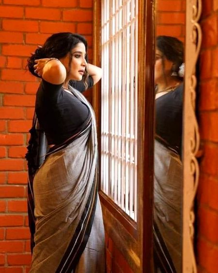 یہ ســــــاز طرب یہ شـــــادمانی کب تک
یہ  کیف  شـــــراب  ارغوانی  کب  تکــــ
آ ہوش میں آنکھ کھول فردا کو نہ بھول
مانا کہ جــواں ہے تو ، جــــوانی کب تک!!