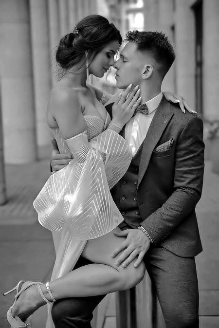 پہلے پہل ہاتھ تک نہ لگایا ہم نے
پھر بے باک ہو کے چومے ہونٹ اُس کے