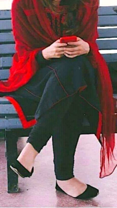 ﺧﻮﺍﺏ،ﺧﻂ،ﻓﻮﻥ ﮐﮯ ﻋﻼﻭﮦ ﺗُﻢ
ﺑﺎﻟﻤﺸﺎﻓﮧ ﻣﻠﻮ ﺗﻮ ﺑﺎﺕ ﺑﻨﮯ