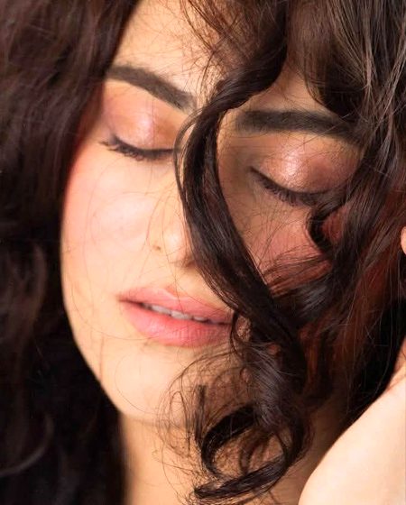 یہ سکون کی عدم دستیابی کا دور ھے ۔
 جسے نیند آ گئی وہ خوش قسمت ٹھہرا۔