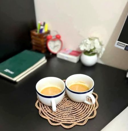 ہم قطع تعلق کر کے دُنیا سے 
دل چائے سے لگائے بیٹھے ہیں☕