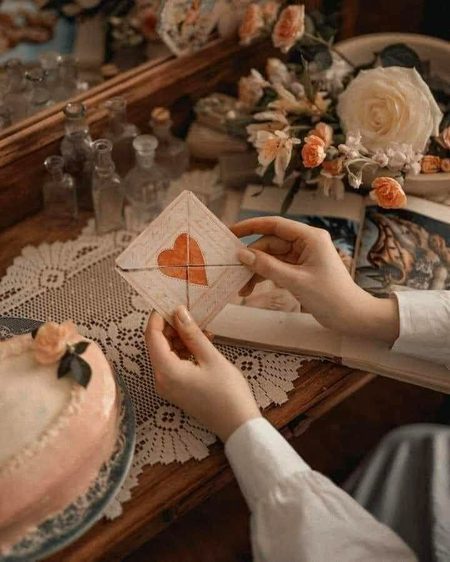 خوشبو جیسے لوگ ملے افسانے میں
ایک پرانا خط کھولا انجانے میں