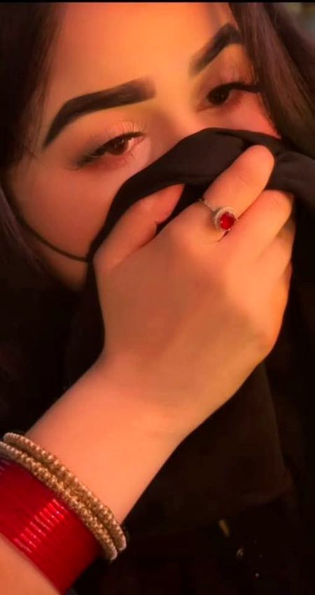 تم تو کہتے تھے __ تم کو الہام ہوتے ہیں
تو بھی نہ سمجھ سکا کہ پریشان ہوں میں !!
یہ اذیت بھی بھلا کم ہے __ کہ تیرے ہوتے
میں کسی اور سے کہوں کہ پریشان ہوں میں ..