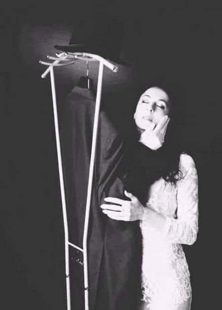 ایک انقلابی ادیب جانتا ہے کہ جسم کنوارہ نہیں ہوتا دل کنوارہ ہوتا ہے۔🖤
عادی