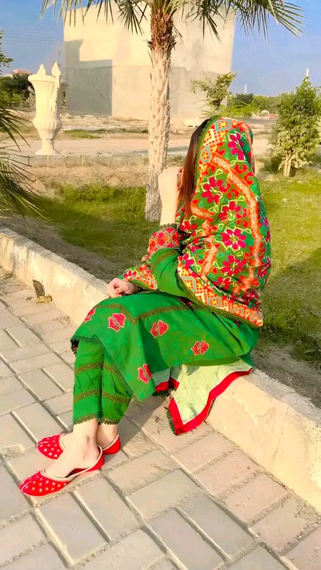 زندگی میں خوبصورت لوگوں سے زیادہ 
مخلص لوگوں کا ہونا ضروری ہے۔