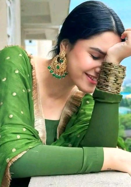 مجھ کو آباد کرو مجھ میں کوئی رنگ بھرو..
دل مضطر بھی بہاروں کا تمنائی ہے💔Unzii🥀