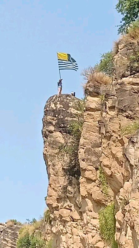 آذاد کشمیر کا دنیا بھر سے رابطہ منقطع 
مگر پرچم بلند🍁