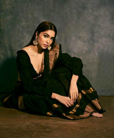 لوگ ہاتھ جوڑ کے یار منا لیتے ہیں 
ہمارا پاؤں پڑنا بھی رائیگاں گیا🔥 Mahii 💔