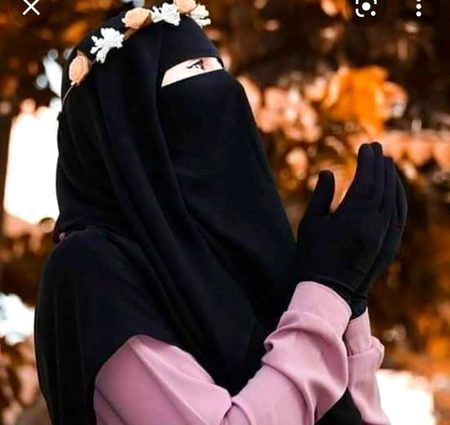 چھپائے ہوئے تھے اس نے لب و رخسار حجاب میں
مگر آنکھیں بتا رہی تھی کہ بندہ حسین ہے🥰