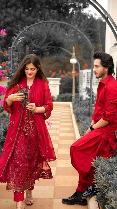 میں خود ہی چھوڑ بیٹھا ہوں زمانے کی رونقیں میرا تیرے علاؤہ کسی سے بات کرنے کا من ہی نہیں کرتا 😇😸😊