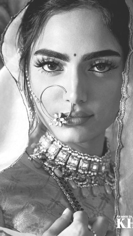 دو چار سوالات میں کھلنے کے نہیں ہم!. 
یہ عقدے ترے ہاتھ کے الجھائے ہوئے ہیں .
اب کس کے لیے لائے ہو یہ چاند ستارے؟.
ہم خواب کی دنیا سے نکل آئے ہوئے ہیں💔Unzii🥀