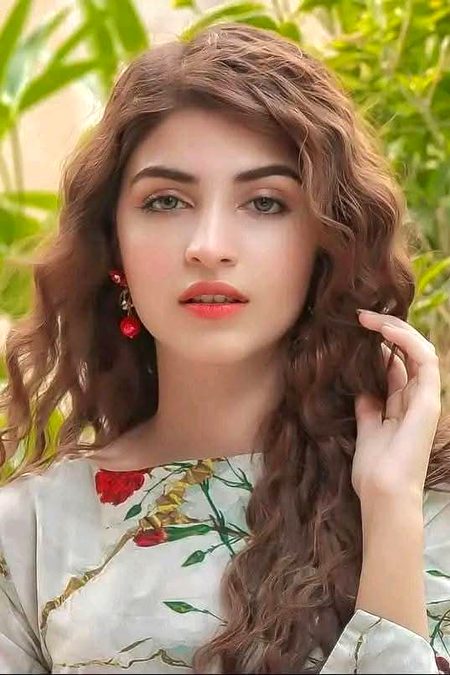 چھوڑ دو ناں گِلے شکوے .
کوئی منتظر ہے شدت سے .
تم جواب بھی نہیں دیتے.
آج لفظ بے ربط ہیں.
میں کیسے کہوں تم سے .
کہ تمہارا اک پیغام .
روحِ رواں ہے میرے لیئے .
لیکن ابھی تمہارا پیغام نہیں آ رہا .
تو دل کی دھڑکن .
کچھ مدھم محسوس ہو رہی ہے💔Unziu🥀