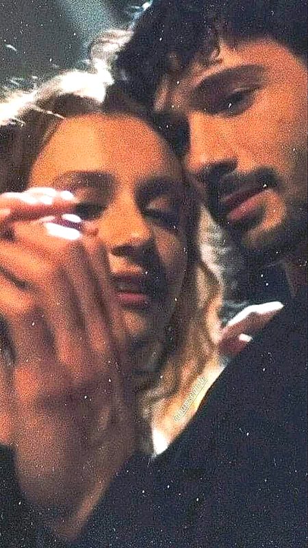 مانا کہ بہت دوریاں ہیں تیرے میرے..
 درمیان
لیکن تجھ سے زیادہ کوئی قریب بھی نہیں میرے۔💔Unzii🥀