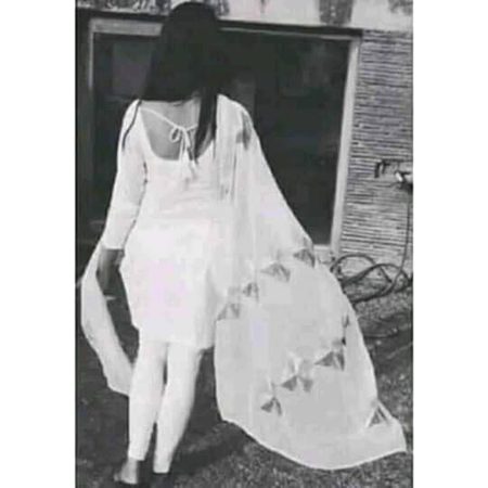 لوگ کہتے ہیں بن دیکھے کچھ محسوس نہیں ہوتا🥀
 ہم تو بن دیکھے تمہیں ہر پل ہر لمحہ محسوس کرتے ہیں🔥
Zoya-Zaib💖