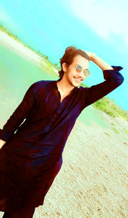 نکلے وہ لوگ میری شخصیت بگاڑنے
کردار جن کے خود مرمت مانگ رہے ہیں