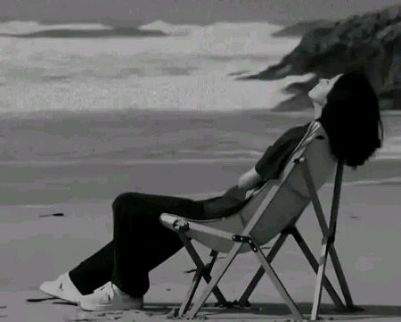 کسی کی تلاش میں مت نکلو لوگ گم نہیں ہوتے بدل جاتے ہیں۔۔۔🖤