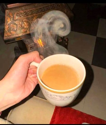 چائے پینے والا کبھی تنہا نہیں ہوتا، 
کپ ہمیشہ ساتھ ہوتا ہے۔۔۔😊☕