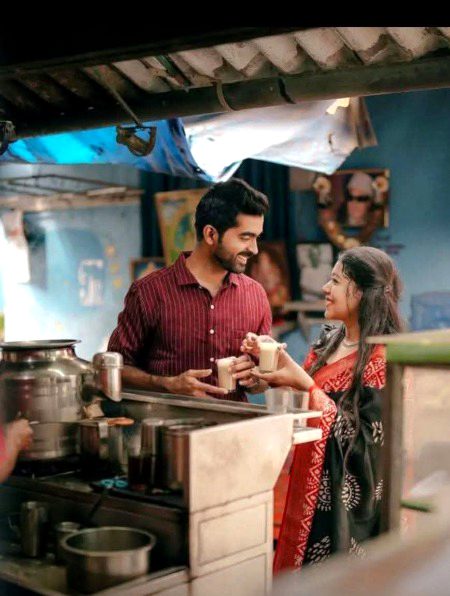 جنوری کی پہلی شام
شال تو اس نے اوڑھی ہوگی.
آدھی چائے پی لی ہوگی.
آدھی عادتاً چھوڑی ہوگی.
اور میری یاد ارے کہاں.
اسے اتنی فرصت تھوڑی ہوگی.