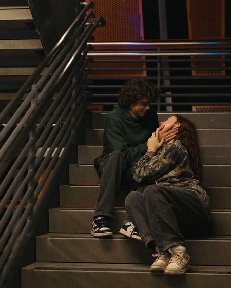 جہاں  پہ دوستی ہو اس جگہ انا ئیں کیا ؟
کہیے اگر تیرے پیروں میں بیٹھ جائیں کیا ؟