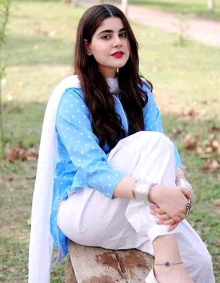 ہم اتنے بھی نہیں بدلے کہ بھول جائیں اپنوں کو۔
.جب کوئی منتظر ہی نہ ہو تو رابطہ اچھا نہیں لگتا🔥 Mahii 💔