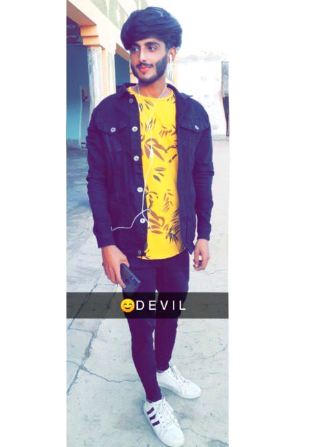 شاید میرا یہ مسئلہ سب سے عجیب ہے۔۔!! کہ میں جب بھی کسی کے ساتھ اکیلا بیٹھا ہوتا ہوں ۔۔!! وہ کتنا بھی خوش بخت کیوں نہ ہو۔۔!! میرے ساتھ کچھ وقت کی گفتگو کے بعد خودکُشی پر مائل ہونے لگتا ہے۔۔!!!🍁