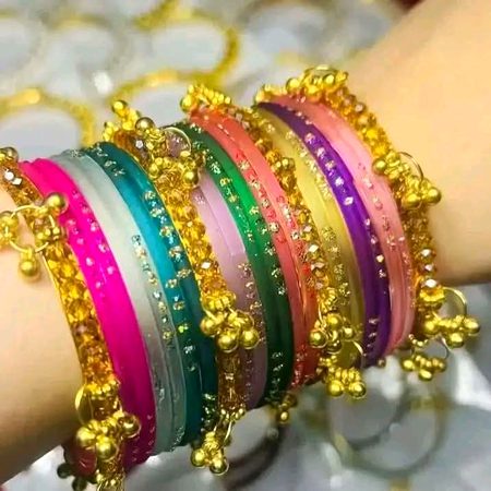 بس ایک میں ہی رہ گئی ہوں 
جس نے یہ کشمیری چھوڑیاں نہیں  لی۔۔۔❤️🙊