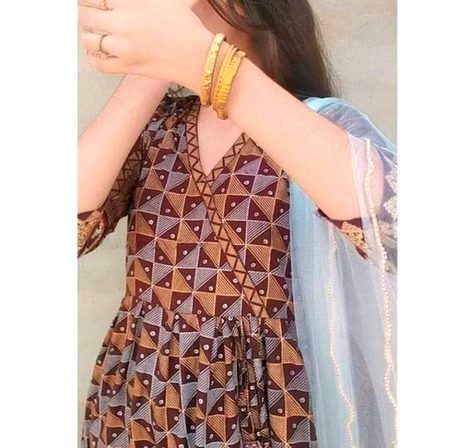 تم کیا جانو پتلے ہونے کا دکھ کبھی کبھار اپنی ہی ہڈیاں چبھنے لگتی ہیں 🙂