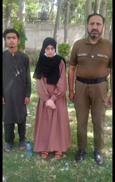 چلتے ہیں دبے پاؤں کے ماں باپ جاگ نہ جائے🥺
شادی کے تر سے کنواروں کی یہی خاص ادا ہے🙊
ہوتے نہیں ماں باپ جس پسند پہ یکجا🤭
ان کا داماد ہی فقط ان کی سزا ہے🖤