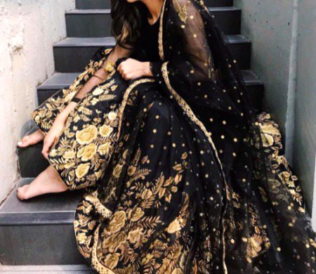 کالا جوڑا پہن کر نکلے ہیں ہم🖤
خدا دل کے مریضوں کی خیر کرے😎😏
❤❤😎😍😉