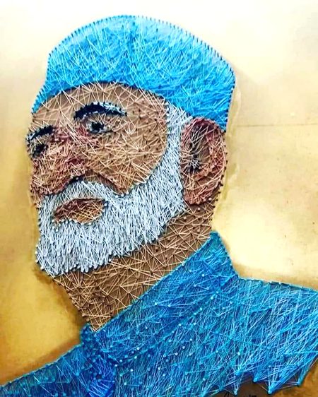 مونږ د بابړې شهیدان هېر کړي
مونږه سپېڅلي مشران هېر کړي
مونږ د مېوند ملالۍ نه پېژنو
مونږه آفکار د باچاخان هېر کړي
Bacha Khan Baba
