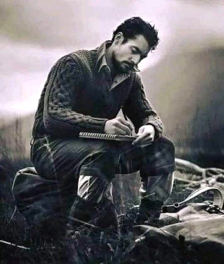 پھر زندگی نے سارا ہی پرچہ بدل دیا
وہ آ گیا جو ہم کو پڑھایا ہی نہیں تھا
مشکل پڑی تو لاڈلے نے باندھ کر کمر
وہ بھی کیا جو ماں نے سکھایا ہی نہیں تھا😒