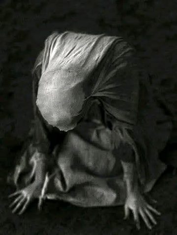 ہجر کی شب میں قید کرے یا صُبح وصَال میں رکھے_
اچھّا مولا! تیری مرضی تو جس حال میں رکھے_
کھیل یہ کیسا کھیل رہی ہے دل سے تیری محبّت_
اِک پَل کی سرشاری دے اور دِنوں ملال میں رکھے💔Unzii🥀