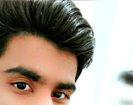 ہماری آنکھوں میں آو تو ہم دکھائیں تمہیں،
ادا تمہاری جو تم بھی کہو کہ ہاں کچھ ہے۔
DECENT-FOJI ❣️