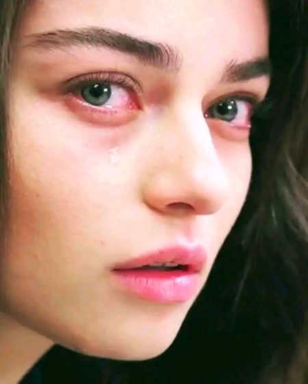 عشق سے عشق کی روداد نہ پوچھے کوئی..
اشک آنکھوں میں اٹھا کر وہ گرا دیتا ھے.
جب بھی پوچھا ھے کہ انجامِ محبت کیا ھے؟.
دل بناتا ھے وہ پھر دل کو مٹا دیتا ھے💔Unzii🥀