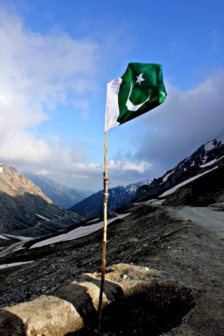 میرا نام عیان علی  ہے ۔ میں ایک پاکستانی فوجی  ہوں اور قومی پرچم میری شناخت اور میرا فخر ہے ۔ میں عہد کرتا ہوں کہ اسلام کے نام پر قائم ہونے والے وطن عزیز پاکستان کے پرچم کو کبھی سرنگوں نہیں ہونے دوں گا  یہ سبز ہلالی پرچم ان شاء اللہ تا صبح قیامت بلندیوں پر لہراتا رہے گا ۔
.r6