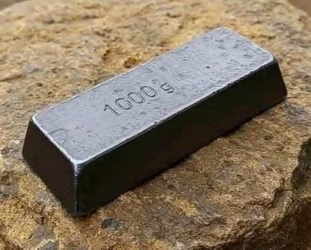 یہ ایک ہزار گرام لوہے کا ایک بسکٹ ہے اس کی خام قیمت تقریباً 65 روپے ہے۔ اگر آپ اس سے گھوڑے کے نعل بنائیں گے تو یہ بڑھ کر تقریباً پانچ سو کا ہو جائے گا ۔ اگر آپ اس سے سلائی کی سوئیاں بنائیں گے تو اس کی قیمت تقریباً چالیس ہزار روپے ہو جائے گی ۔ اگر آپ اس سے گھڑی کے سپرنگ اور گیئر بنائیں گے تو اس کی قیمت تقریباً چالیس لاکھ روپے تک ہو جائے گی اور اگر آپ اس سے لتھوگرافی میں استعمال ہونے والے پریسیژن لیزر پارٹس بنائیں گے تو اس کی قیمت تقریباً ایک کروڑ تک جا پہنچے گی ۔ 
آپ کی اصل ویلیو وہ نہیں جو آپ کو وراثت میں ملی ہے بلکہ وہ ہے جو آپ خود کو بہترین انداز میں ڈھال کر بناتے ہیں۔