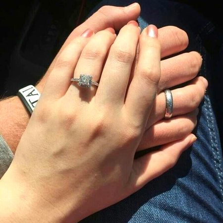 جب کوئی آپ کو ادھورا چھوڑ جائے
تو خدا مکمل کرنے والا پہلے سے بہتر بھیج دیتا ھے