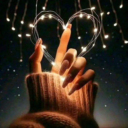 اسے پسند نہیں ہے محبتوں میں کمی
وہ لفظ بھی گنتا ہے میری باتوں کے