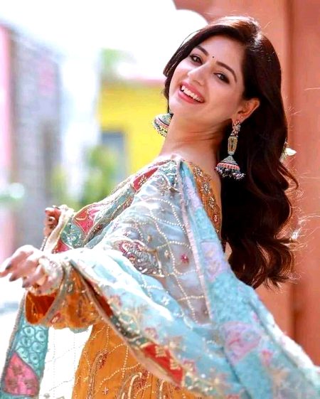 چمـــن میں یــوں تو ہیــــں اے باغبــاں ہـــزاروں گل
Chaand😍
وہ پھــول دے مجھے جــــس میں وفا کـــی بُو نکلـے!!